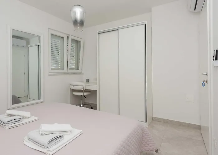 M&a 2 شقة ماكارسكا